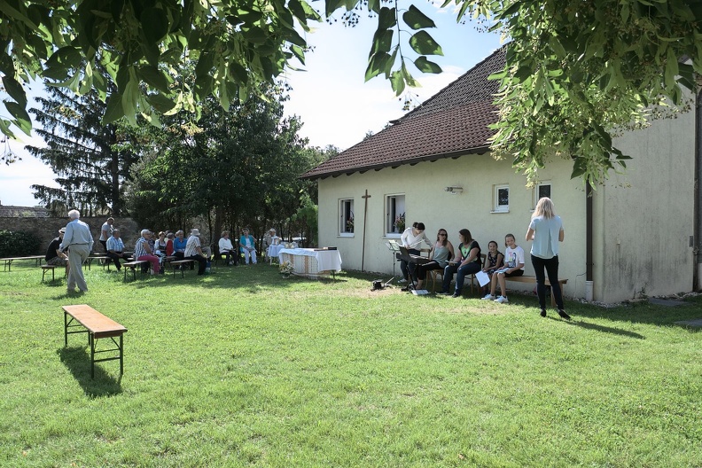 Geburtstagsmesse im Pfarrgarten-04.jpg